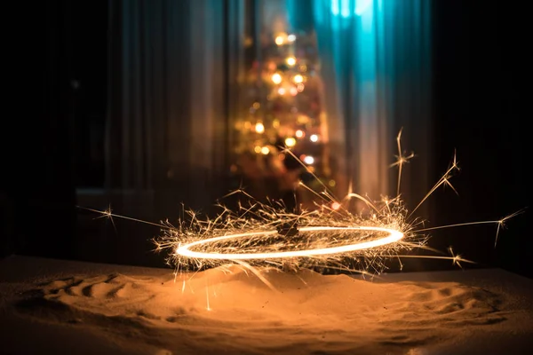 在黑暗的背景上 在模糊的圣诞树上 雪上闪耀着闪亮的火花 新年假期的概念 为您的文本提供空白空间 选择性对焦 — 图库照片
