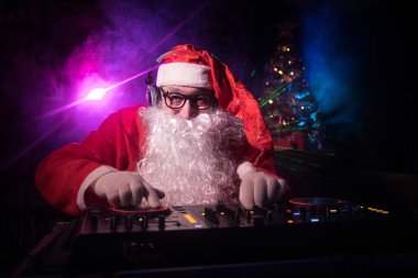 DJ Noel Baba Noel ışık ışınları durumda New Year's Eve üzerinde gözlük ve kar karışımı ile. Holiday club kavramı