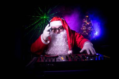 DJ Noel Baba Noel ışık ışınları durumda New Year's Eve üzerinde gözlük ve kar karışımı ile. Holiday club kavramı
