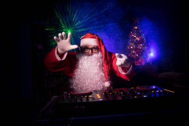 DJ Noel Baba Noel ışık ışınları durumda New Year's Eve üzerinde gözlük ve kar karışımı ile. Holiday club kavramı