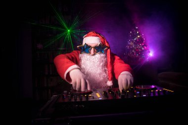 DJ Noel Baba Noel ışık ışınları durumda New Year's Eve üzerinde gözlük ve kar karışımı ile. Holiday club kavramı