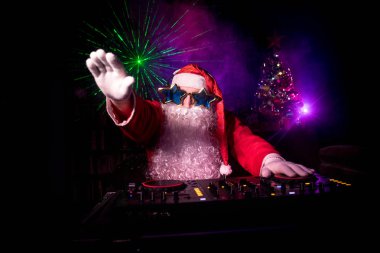 DJ Noel Baba Noel ışık ışınları durumda New Year's Eve üzerinde gözlük ve kar karışımı ile. Holiday club kavramı