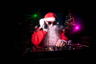 DJ Noel Baba Noel ışık ışınları durumda New Year's Eve üzerinde gözlük ve kar karışımı ile. Holiday club kavramı