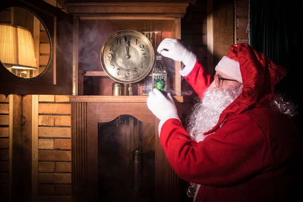 Mikołaja Drewnianym Domu Wyświetlone Wnętrza Czasu Zegarze Koncepcja Boże Narodzenie — Zdjęcie stockowe
