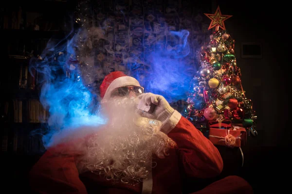 Père Noël Vapotage Cigarette Électronique Habillé Comme Père Noël Traditionnel — Photo