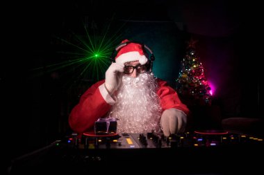 DJ Noel Baba Noel ışık ışınları durumda New Year's Eve üzerinde gözlük ve kar karışımı ile. Holiday club kavramı