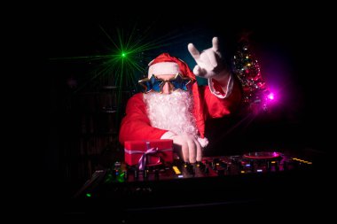DJ Noel Baba Noel ışık ışınları durumda New Year's Eve üzerinde gözlük ve kar karışımı ile. Holiday club kavramı