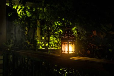 Retro tarzı fener gece. Güzel renkli bahçe balkon lamba yanar. Seçici odak