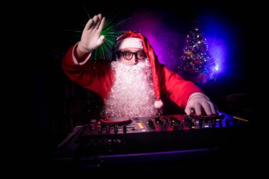 DJ Noel Baba Noel ışık ışınları durumda New Year's Eve üzerinde gözlük ve kar karışımı ile. Holiday club kavramı