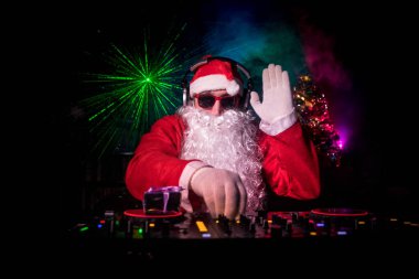 DJ Noel Baba Noel ışık ışınları durumda New Year's Eve üzerinde gözlük ve kar karışımı ile. Holiday club kavramı