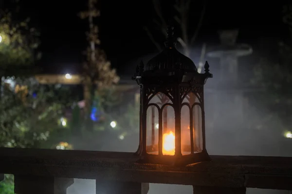 Ліхтар Стилі Ретро Вночі Красива Барвиста Освітлена Лампа Балконі Саду — стокове фото