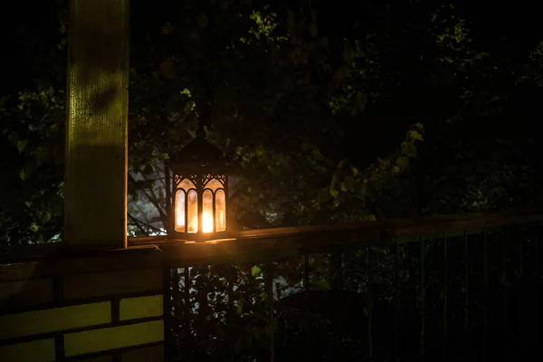 Ρετρό Στυλ Φανάρι Βράδυ Όμορφο Πολύχρωμο Φωτιζόμενο Λάμπα Στο Μπαλκόνι — Φωτογραφία Αρχείου