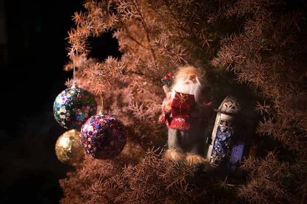 Bauble Árbol Decoración Navidad Año Nuevo Rama Pino Con Luces — Foto de Stock