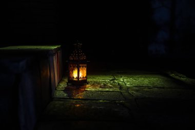 Güzel renkli bahçe lambası gece ışıklı. Retro tarzı fener gece açık. Seçici odak