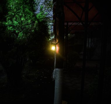 Güzel renkli bahçe lambası gece ışıklı. Retro tarzı fener gece açık. Seçici odak