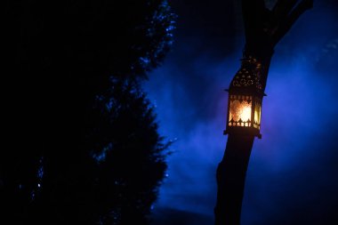 Güzel renkli bahçe lambası gece ışıklı. Retro tarzı fener gece açık. Seçici odak