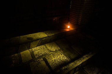 Güzel renkli bahçe lambası gece ışıklı. Retro tarzı fener gece açık. Seçici odak