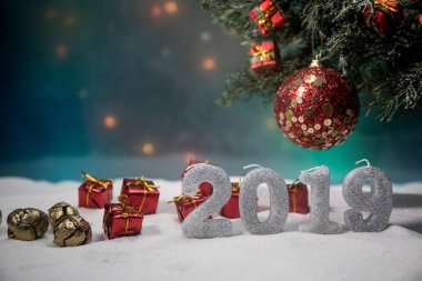 Noel süslemesi. Çam ağacının dalına takılabilir. Karda bayram özellikleri var. Seçici odak, bokeh arkaplan