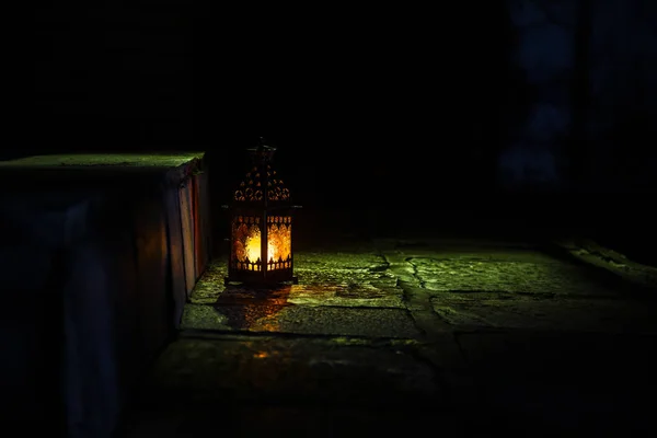 Belle Lampe Lumineuse Colorée Dans Jardin Dans Nuit Brumeuse Lanterne — Photo