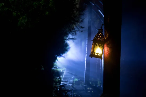 Lâmpada Iluminada Colorida Bonita Jardim Noite Enevoada Lanterna Estilo Retro — Fotografia de Stock