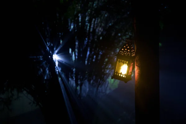 美しいカラフルな庭のランプで点灯霧の夜 夜屋外でレトロなスタイルのランタン 選択と集中 — ストック写真