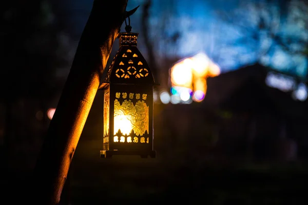 Belle Lampe Lumineuse Colorée Dans Jardin Dans Nuit Brumeuse Lanterne — Photo