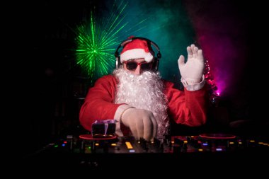 DJ Noel Baba Noel ışık ışınları durumda New Year's Eve üzerinde gözlük ve kar karışımı ile. Holiday club kavramı