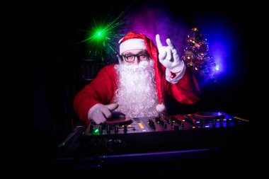 DJ Noel Baba Noel ışık ışınları durumda New Year's Eve üzerinde gözlük ve kar karışımı ile. Holiday club kavramı