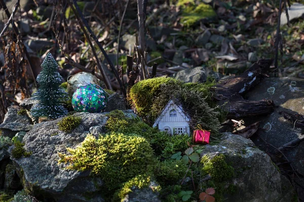 Kerstmis Nieuwjaar Miniatuur Huis Bos Het Zonlicht Speelgoed Huisje Close — Stockfoto