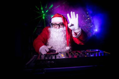 DJ Noel Baba Noel ışık ışınları durumda New Year's Eve üzerinde gözlük ve kar karışımı ile. Holiday club kavramı