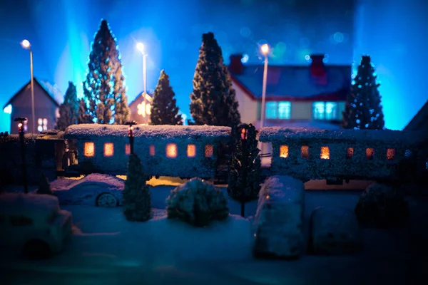 Miniaturowe Zimowa Scena Boże Narodzenie Domy Dworzec Kolejowy Drzewa Pokryte — Zdjęcie stockowe