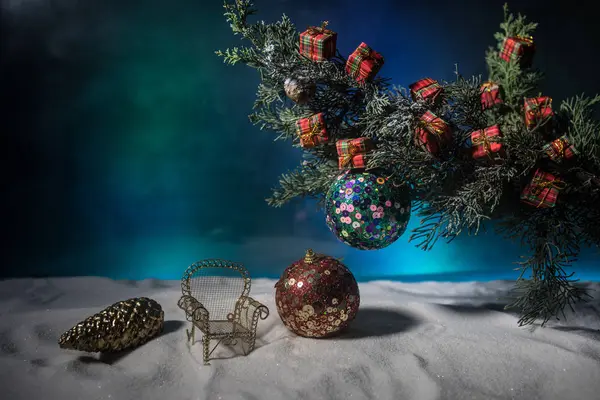 クリスマスの装飾 雪の上に休日の属性を持つ松の木の枝の上にベビーベッド 選択的焦点 ボケの背景 — ストック写真
