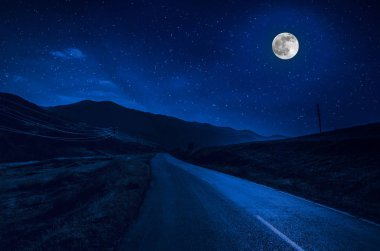 Dağ yolu ormandaki bir dolunay gecesi. Ülke yolun gece büyük moon ile doğal gece manzarası