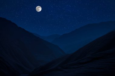 Yıldızlı gece dağlar ve orman ile güzel gece manzarası. Gece orman yeşil çayır ve dağ parlak yıldızlı gece veya görünümünde Samanyolu