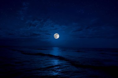 Dolunay kopya alanı ile gece deniz üzerinde yükseliyor. büyük bir deniz yansıtan dolunay