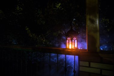 Retro tarzı fener gece. Güzel renkli bahçe balkon lamba yanar. Seçici odak