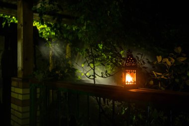 Retro tarzı fener gece. Güzel renkli bahçe balkon lamba yanar. Seçici odak