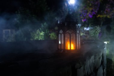 Retro tarzı fener gece. Güzel renkli bahçe balkon lamba yanar. Seçici odak