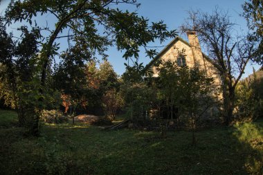 Güzel manzara köy evi sonbahar, Azerbaycan kırsal sırasında orman ağaçları ile
