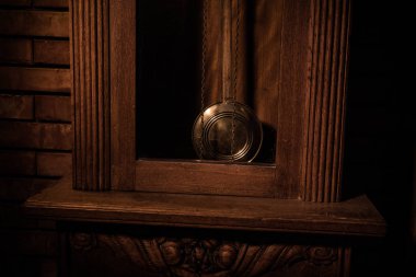 Batı tarzı Vintage iç. Büyük ahşap antika saat sarkaç ile. Seçici odak.