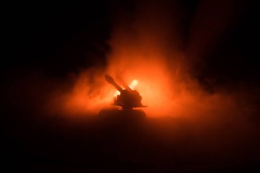 Roket fırlatma yangın bulutlu. Savaş sahnesi ile roket füzeleri savaş başlığı amaçlı kasvetli gökyüzüne ile gece. Roket araç savaş artalan üzerinde. Seçici odak