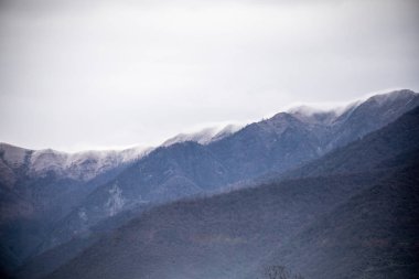 Kar ve kayalar ile dağlarda sisli kış peyzaj, Azerbaycan, Caucasus kış doğanın güzel manzara Panoraması
