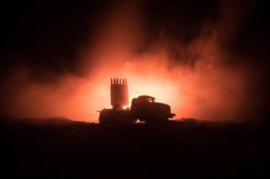Roket fırlatma yangın bulutlu. Savaş sahnesi ile roket füzeleri savaş başlığı amaçlı kasvetli gökyüzüne ile gece. Roket araç savaş artalan üzerinde. Seçici odak