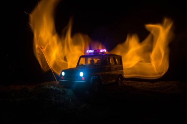 Polis arabası sisli bir arabayı gece takip ediyor. 911 acil durum arabası suç mahalline doğru hızla gidiyor. Seçici odak