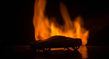 Arabada gölgeler ile düşük ışık veya spor araba koyu arka plan silüeti parlayan ışıklar. Seçici odak