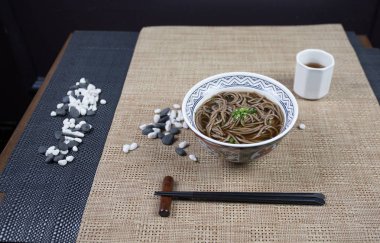 Japon gıda içinde plakalı görünümünü kapatın. Japonya ahşap masasına geleneksel yemek.