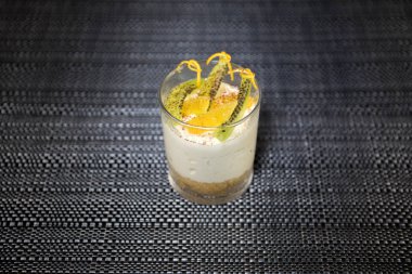 Tatlı cheesecake cam tonda sisli backglight bir masada. Seçici odak