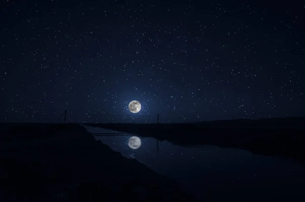 Краєвид Розкішного Повного Місяця Над Засніженими Горами Відображеними Річці Або — стокове фото
