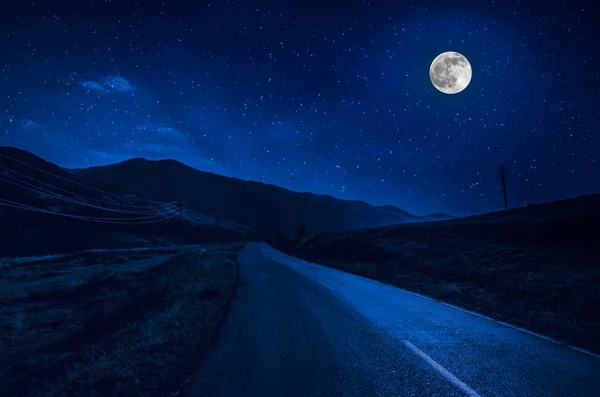 Mountain Road Através Floresta Uma Noite Lua Cheia Paisagem Noturna — Fotografia de Stock