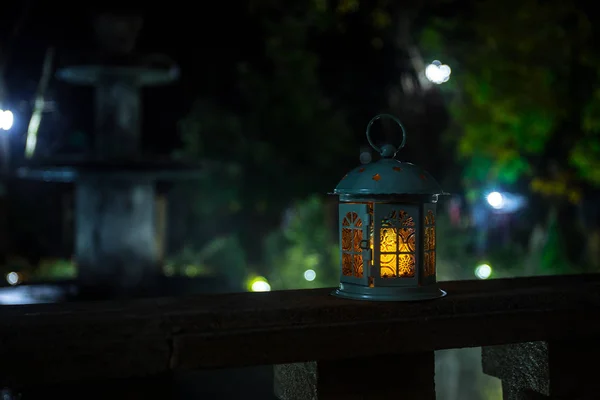 Retro Laterne Der Nacht Schöne Bunte Leuchtlampe Auf Dem Balkon — Stockfoto